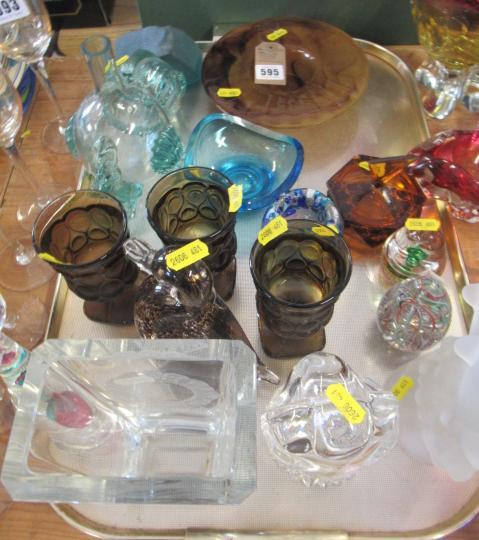 TRAY OF GLASS INCLUDING ORNAMENTS Image