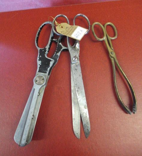 PAIR OF PINKING SHEARS AND SCISSORS Image