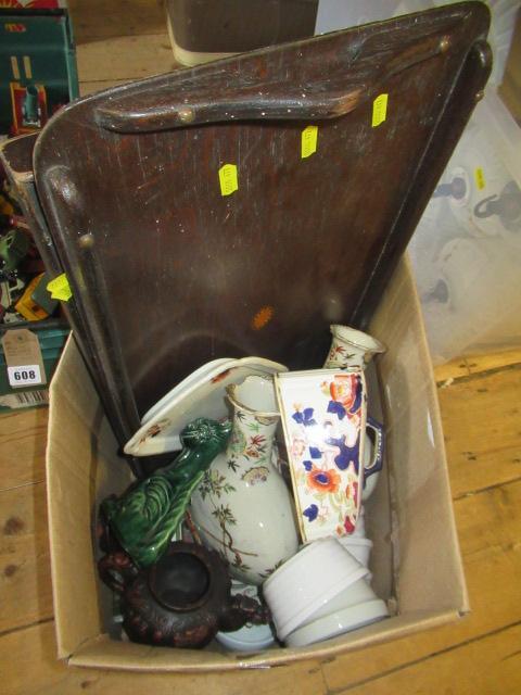 BOX OF CERAMICS INCLUDING ALLERVALE WINKING CAT AND TWO WOODEN TRAYS Image