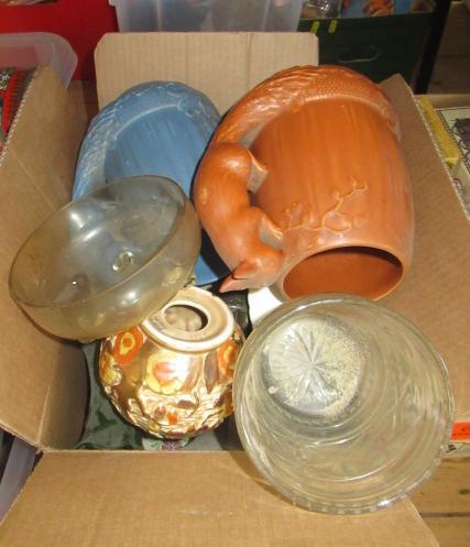 BOX OF MISCELLANEOUS ITEMS INCLUDING BESWICK SQUIRREL VASES Image