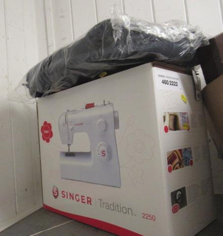 BOXED SINGER TRADITION SEWING MACHINE WITH BAG Image