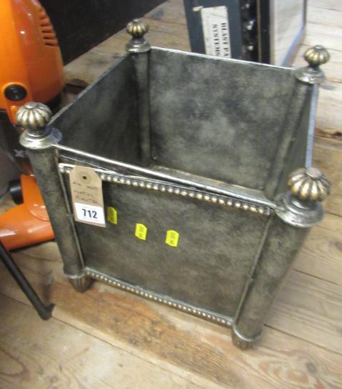 METAL PLANTER Image