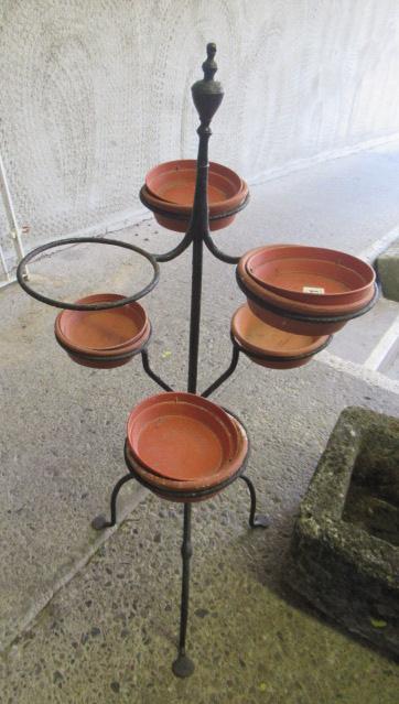 METAL PLANT POT STAND Image
