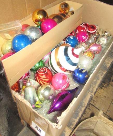 TWO BOXES OF VINTAGE CHRISTMAS BAUBLES Image
