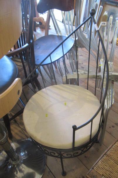 CIRCULAR METAL CHAIR Image