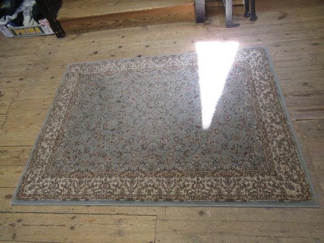 GREEN PATTERNED RUG Image