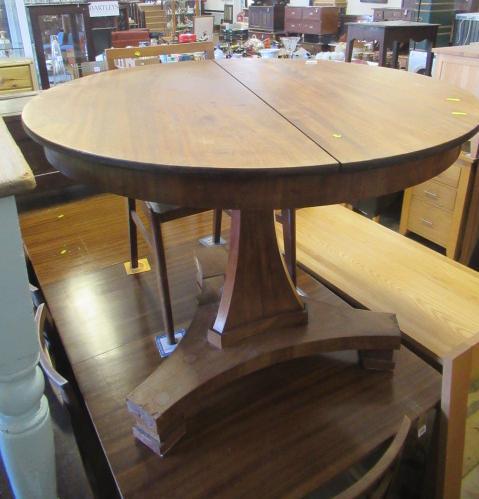 CIRCULAR TRIPOD DINING TABLE Image