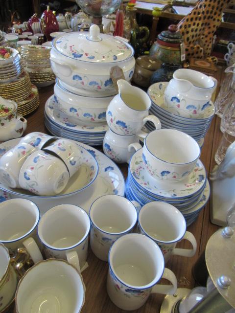 ROYAL DOULTON WINDERMERE PATTERN DINNER SERVICE Image