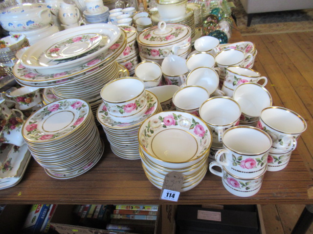 LARGE QUANTITY OF ROYAL WORCESTER ROYAL GARDEN PATTERN TEA AND DINNER WARE Image