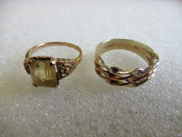 TWO 9CT GOLD RINGS Image
