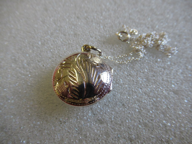 SILVER LOCKET ON SILVER CHAIN Image