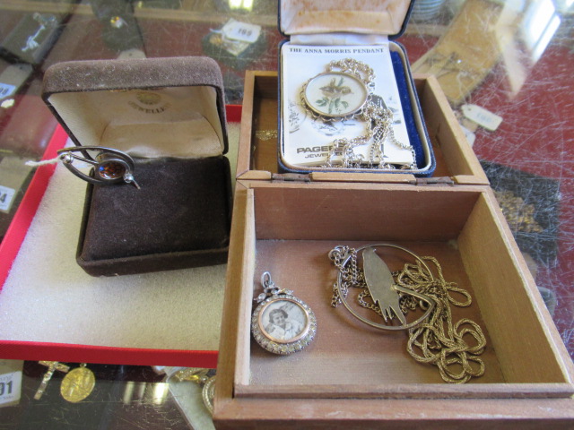 QUANTITY OF SILVER JEWELLERY Image