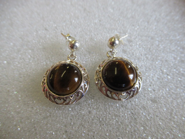 PAIR OF SILVER AND TIGERS EYE EARRINGS Image
