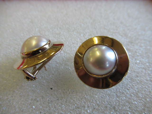 CALDERS GOLD AND PEARL EARRINGS Image