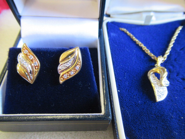 CALDERS NECKLACE AND EARRINGS Image
