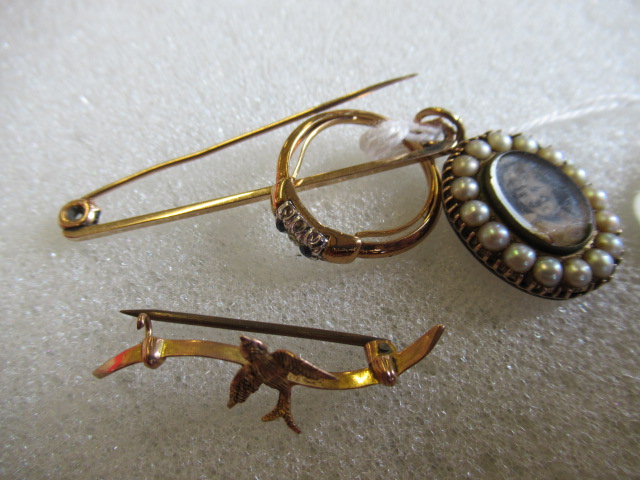 GOLD AND OTHER JEWELLERY Image