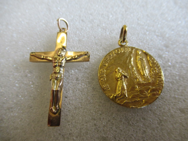 9CT GOLD CRUCIFIX AND A YELLOW METAL LORDS MEDALLION Image