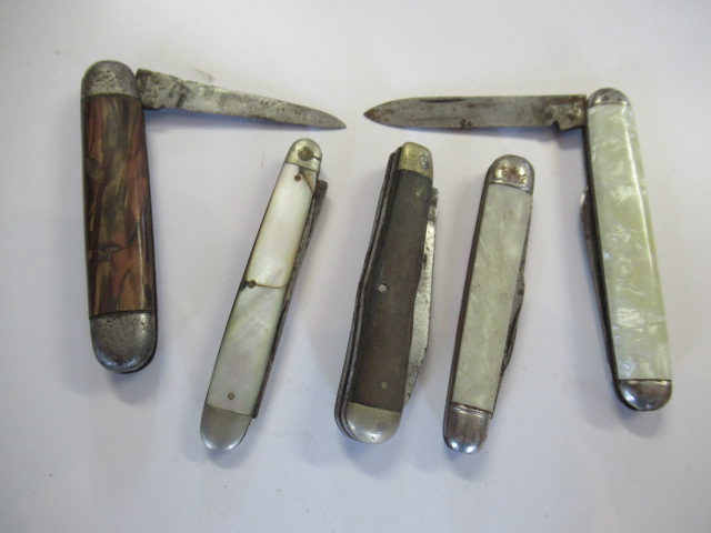 COLLECTION OF PEN KNIVES INCLUDING 1953 CORONATION EXAMPLE Image