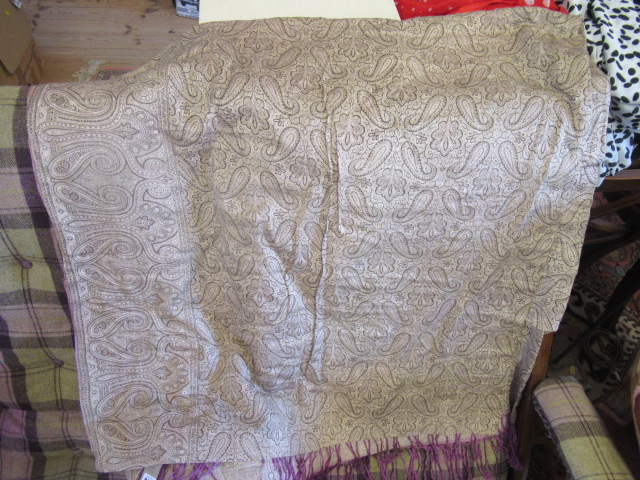 LARGE BROWN PAISLEY PRINTED THROW Image