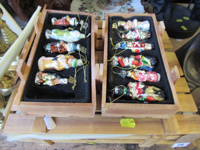 THREE BOXES OF VINTAGE CHRISTMAS DECORATIONS Image