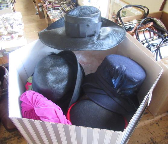 LARGE HAT BOX AND CONTENTS Image