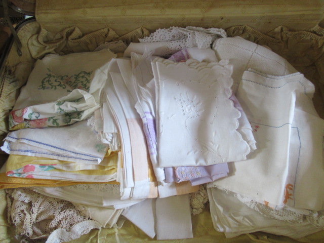 QUANTITY OF TABLE LINEN ETC Image