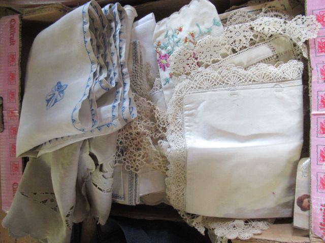BOX OF TABLE LINEN ETC Image