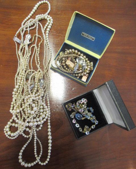 QUANTITY OF PEARLS AND COSTUME JEWELLERY Image
