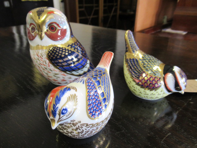 TWO ROYAL CROWN DERBY BIRDS AND OWL Image