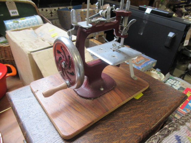 ESSEX MINI SEWING MACHINE Image