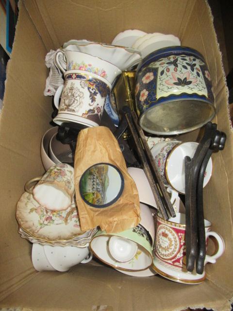 BOX OF MISCELLANEOUS INCLUDING CERAMICS Image