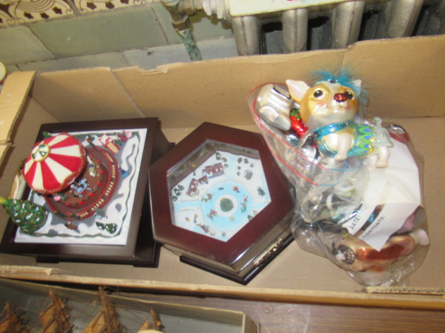 BOX OF CHRISTMAS ITEMS Image