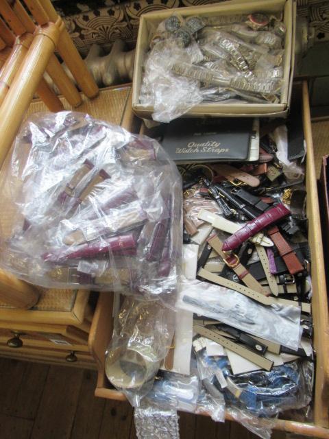 QUANTITY OF WATCH STRAPS Image