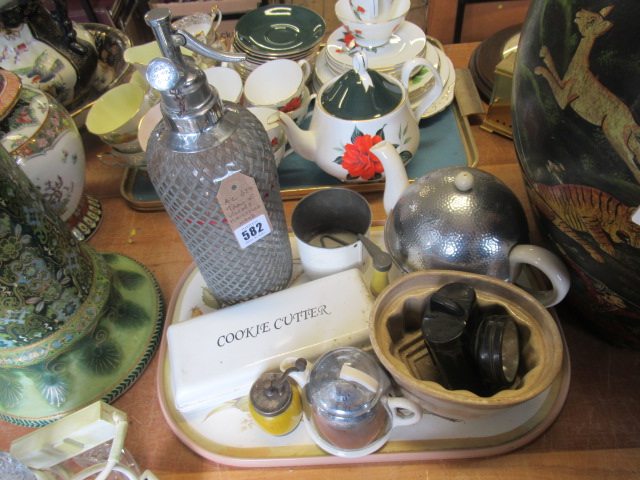 QUANTITY OF VINTAGE HOUSEHOLD ITEMS Image