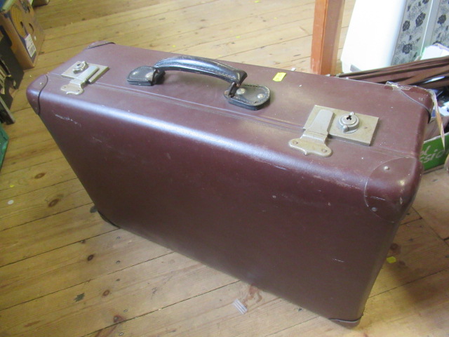 VINTAGE SUITCASE Image
