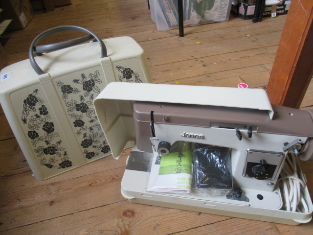 SEWING MACHINE Image