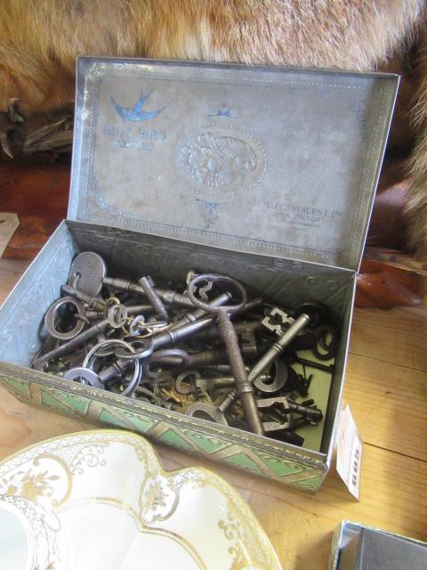 TIN OF VINTAGE TEXTILE MILL AND OTHER KEYS Image