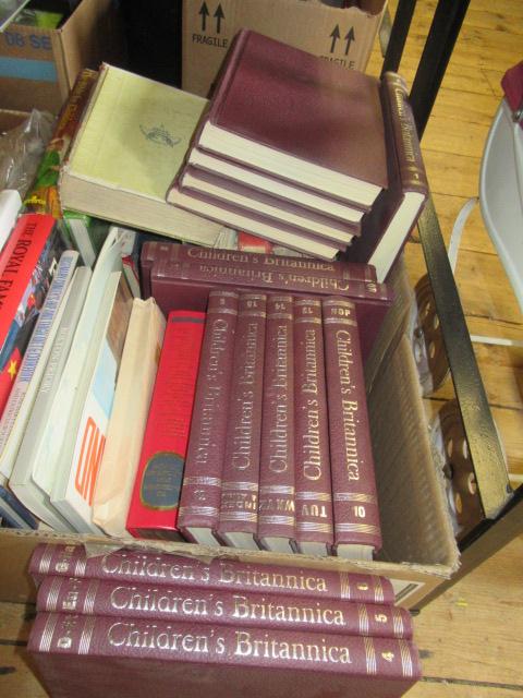 BOX OF BOOKS INCLUDING CHILDRENS BRITANNICA Image