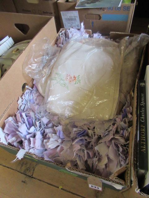 BOX WITH RUG AND LINEN Image