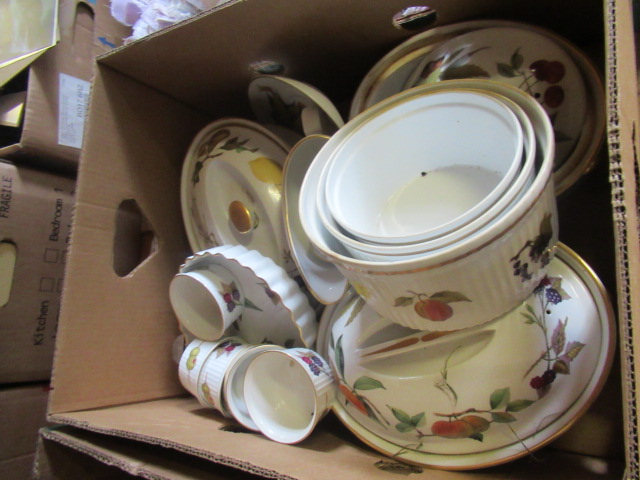 BOX OF ROYAL WORCESTER EVESHAM PATTERN DINNERWARE Image