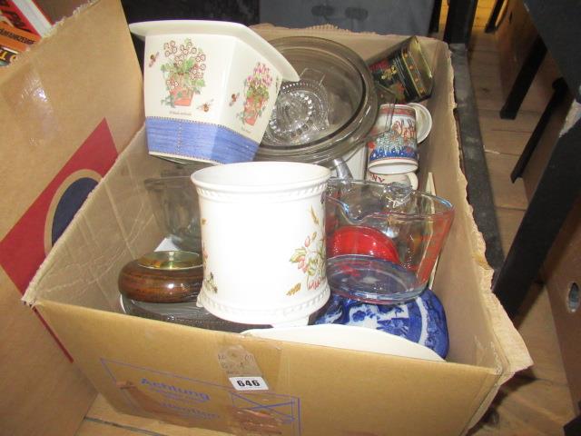 BOX OF MISCELLANEOUS INCLUDING WEDGWOOD Image