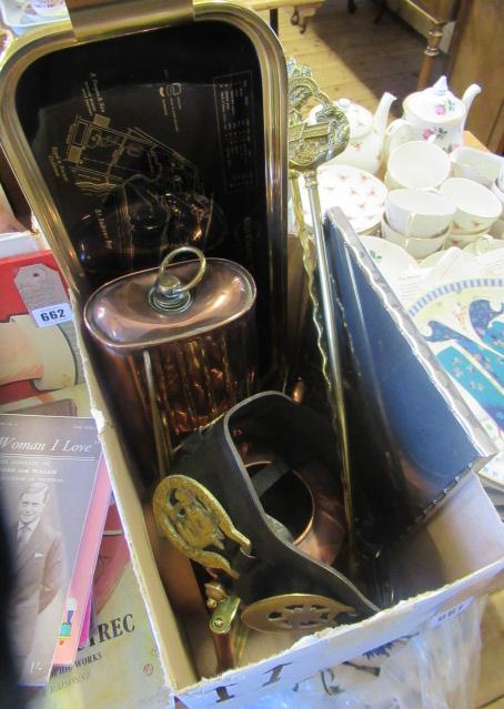 BOX OF MISCELLANEOUS METALWARE Image