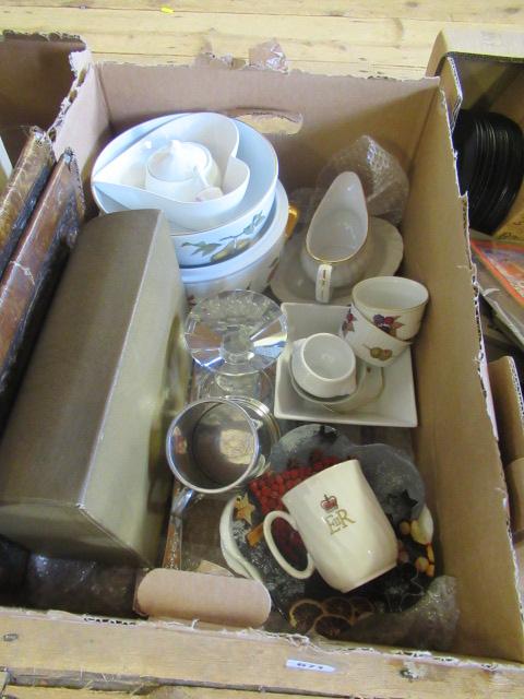 BOX OF MISCELLANEOUS ITEMS Image