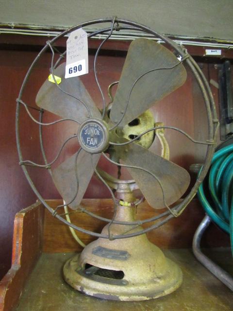VINTAGE DESK TOP FAN Image