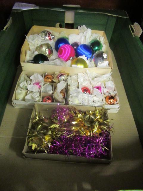 BOX OF VINTAGE CHRISTMAS DECORATIONS Image