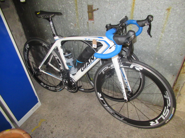 GIANT TCR ROAD BIKE Image