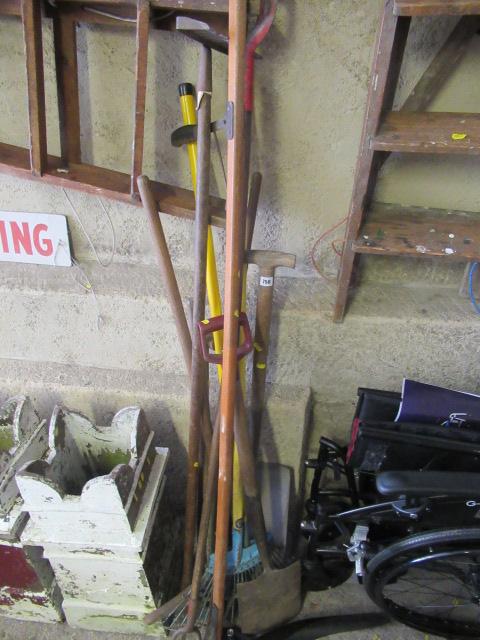 QUANTITY OF GARDEN TOOLS Image