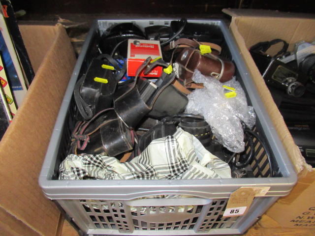 BOX OF VINTAGE CAMERAS Image