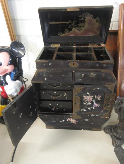 LACQUERED JEWELLERY BOX Image