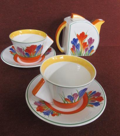 CLARICE CLIFF TEAPOT AND PAIR OF CUPS AND SAUCERS Image
